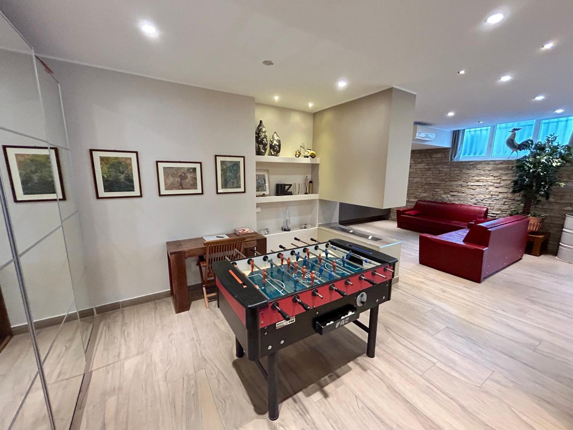 R39 Elegant With Private Parking Apartment